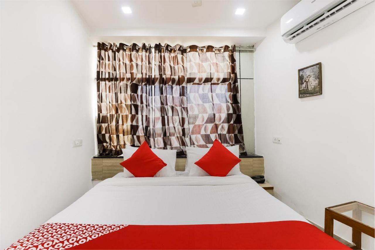Oyo Hotel D Veeray Ahmedabad Ngoại thất bức ảnh